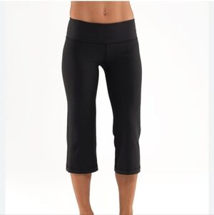 🍋🍋Lululemon Capris Women’s Size 6 US Black Reversible Flare‎ Cropped Leggings